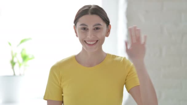 Retrato de la mujer saludando, dando la bienvenida — Vídeo de stock