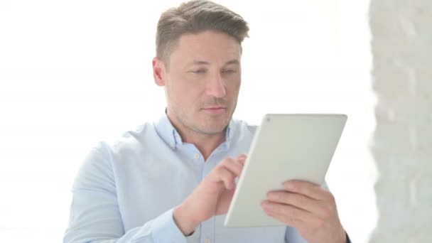 Retrato de Homem usando Tablet no Office — Vídeo de Stock