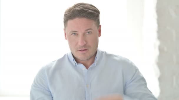 Porträt eines Mannes, der ein Stoppschild von Hand zeigt — Stockvideo