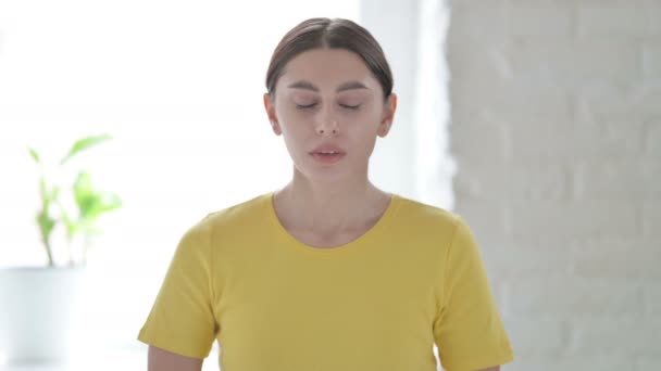 Ritratto di donna che guarda con triste espressione — Video Stock
