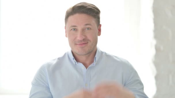 Ritratto girato di uomo felice applaudendo, applaudendo — Video Stock