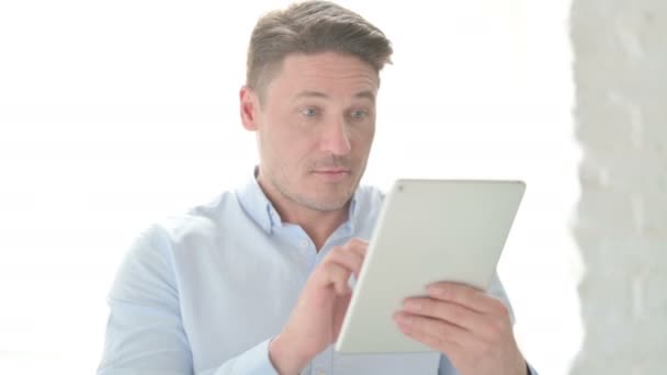 Retrato del hombre celebrando en la tableta en la oficina — Vídeos de Stock