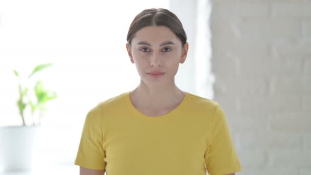 Frauenporträt mit Daumen-nach-unten-Geste — Stockvideo
