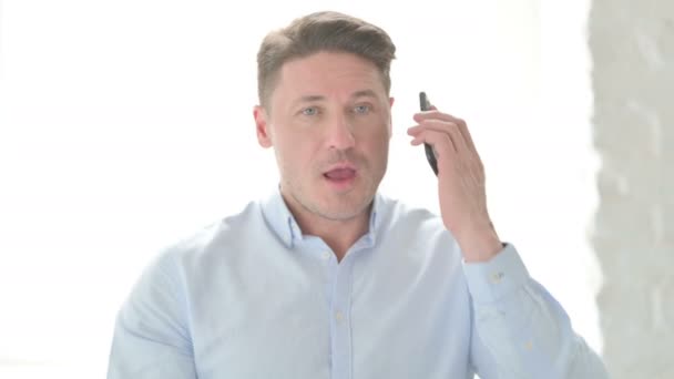 Portret mężczyzny rozmawiającego przez telefon — Wideo stockowe