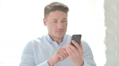 Smartphone 'da İnternet Tarayan Adam Portresi
