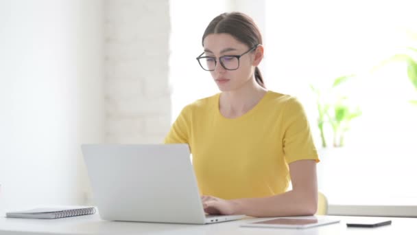 Mujer con Laptop señalando hacia la cámara — Vídeos de Stock