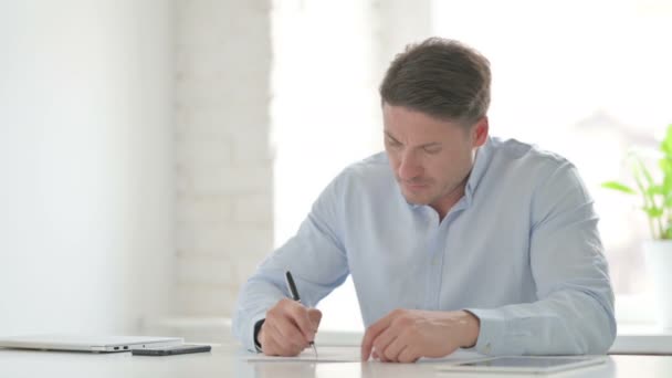Muž má zklamání při psaní na papíře — Stock video