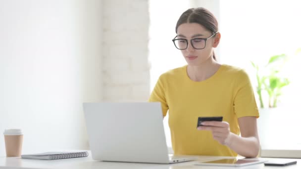 Frau macht erfolgreiche Online-Zahlung am Laptop — Stockvideo