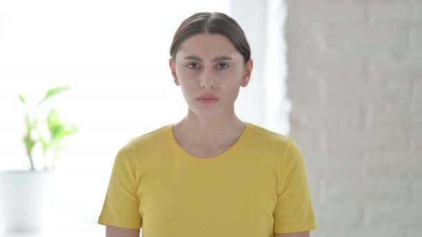 Porträt einer enttäuschten Frau, die auf Verlust reagiert — Stockvideo