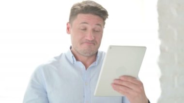 Afrikalı kadın kameraya gülümseyen