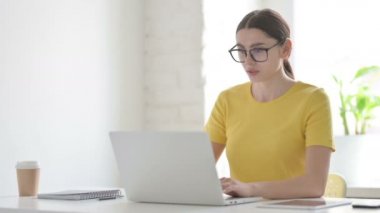 Kadın dizüstü bilgisayar kullanırken Kayıp 'a Tepki Veriyor 
