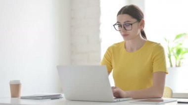 Videodaki Kadın Ofisteki Laptop 'ta Konuşuyor