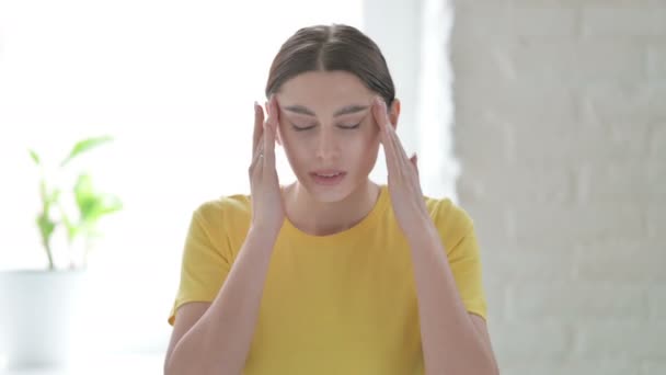 Porträt einer Frau mit Kopfschmerzen — Stockvideo