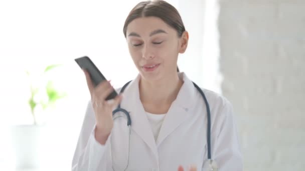 Портрет женщины-доктора, говорящей по телефону — стоковое видео