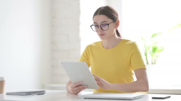 Vrouw reageert op verlies op tablet in kantoor — Stockvideo