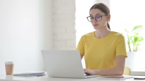 Kobieta kaszle podczas korzystania z laptopa w biurze — Wideo stockowe