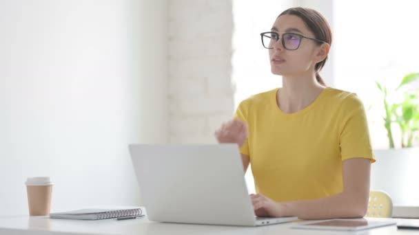 Kobieta myśląca podczas pracy na laptopie w biurze — Wideo stockowe