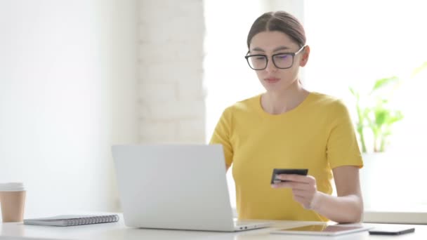 Frau scheitert mit Online-Bezahlung auf Laptop im Büro — Stockvideo