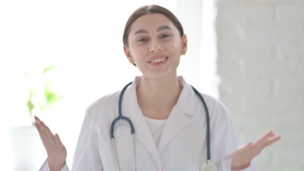 Portret kobiety-lekarza mówiącej na wideo połączenie — Wideo stockowe