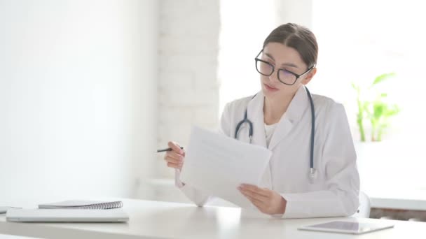 Doctora Leyendo Documentos en la Oficina — Vídeos de Stock