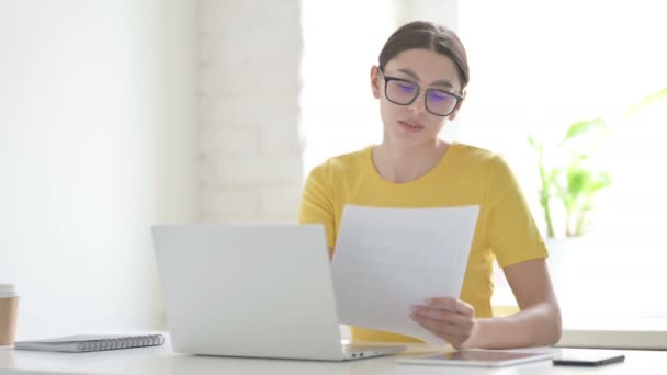 Kobieta z Laptop uczucie złości podczas czytania dokumentów w biurze — Wideo stockowe