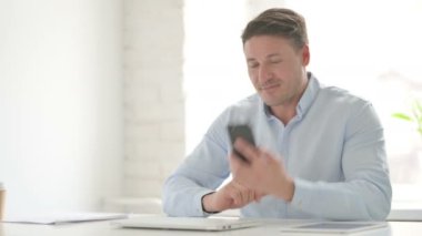 Office telefonda konuşan adam 