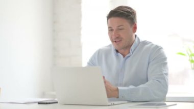 Videodaki Adam Ofisteki Laptop 'ta Konuşuyor