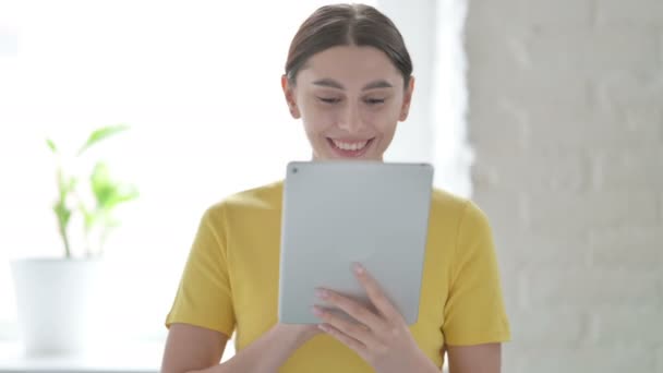 オフィスの女性によるタブレット上のビデオ通話の肖像 — ストック動画