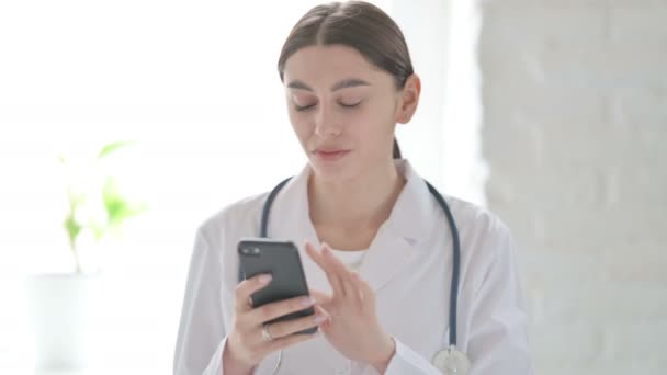 Porträtt av kvinnlig doktor surfa på Internet på Smartphone — Stockvideo