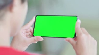 Genç Hintli Kadın Krom Ekran ile Akıllı Telefon İzliyor 