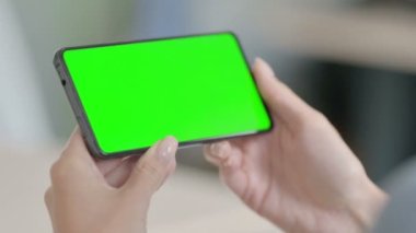 Genç Kadın Krom Ekran ile Akıllı Telefon İzliyor 