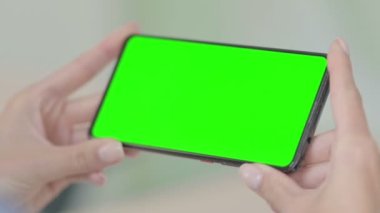 Genç Kadın Krom Ekran ile Akıllı Telefon İzliyor 