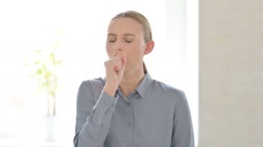 Boyun Ağrısı Olan Genç Kadın Portresi 