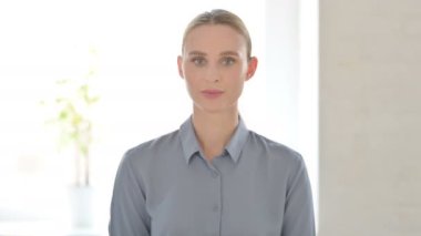 Uçan Öpücük Veren Genç Kadın Portresi 