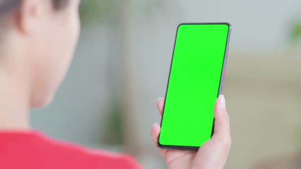 年轻的印度妇女使用的智能手机与绿色铬键屏幕 — 图库视频影像