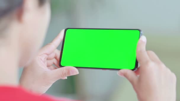 Genç Hintli Kadın Krom Ekran Ile Akıllı Telefon Zliyor — Stok video