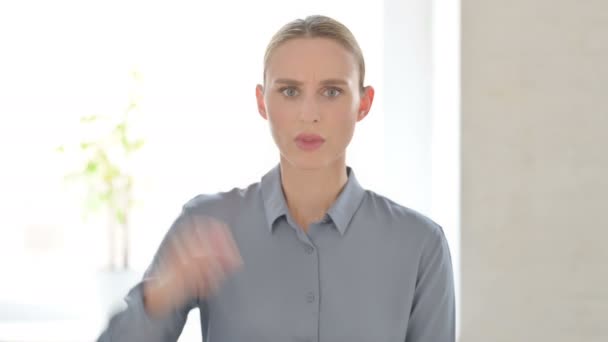 Porträt Einer Jungen Frau Die Wütend Und Kämpferisch Ist — Stockvideo