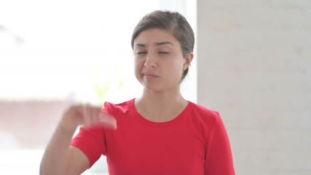 Porträtt Ung Indisk Kvinna Visar Tummen Ner Gesture — Stockvideo