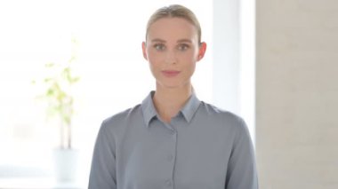 Genç Kadın Portresi Başparmakları Yukarı Gösteriyor 