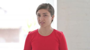 Kafasını Sallayan Genç Hintli Kadın Portresi İşaret Yok