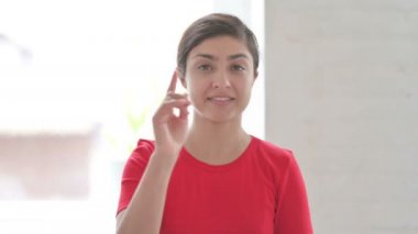 Kamerayı ve Daveti Gösteren Genç Hintli Kadın Portresi 