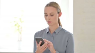 Akıllı telefon kullanan Genç Kadın Portresi