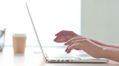 Laptop 'ta Yazan Yaratıcı Genç Hintli Kadın Görünümü