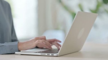 Laptop Klavyesinde Yazan Yaratıcı Genç Kadının Kapanışı