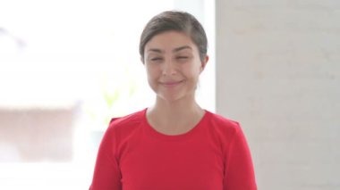 Genç Hintli Kadın El sallıyor, Hoş Geldiniz
