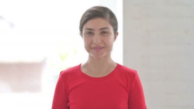 Çekici Genç Hintli Kadın Portresi Kameraya Gülümsüyor 