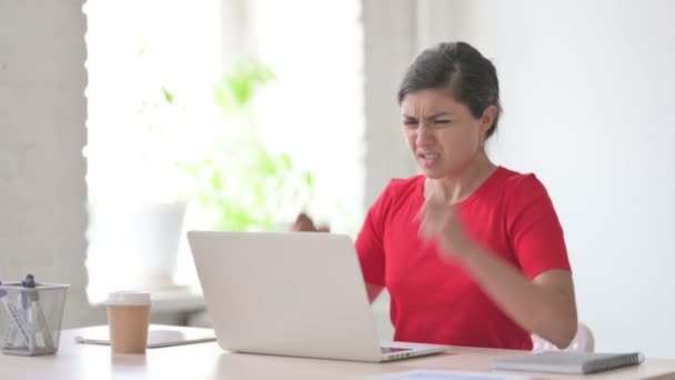 Ung Indisk Kvinna Som Reagerar Förlust När Använder Laptop — Stockvideo