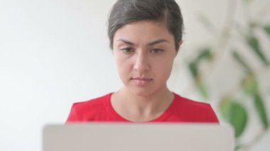 Genç Hintli kadın dizüstü bilgisayarla uğraşırken baş ağrısı çekiyor