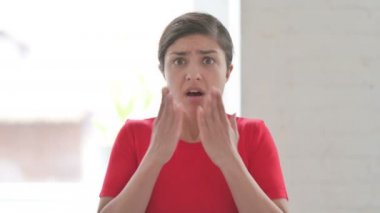 Kaybına Tepki Veren Genç Hintli Kadın Portresi 