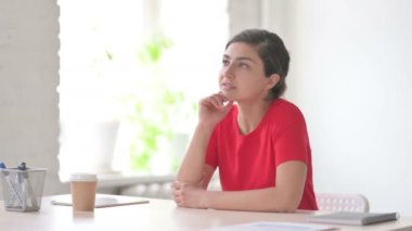 Genç Hintli Kadın Ofiste Otururken Düşünüyor